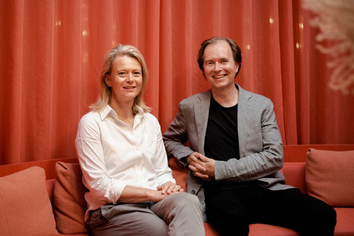 Hanna Bjurström and Fabian Grapengiesser sitting in a couch